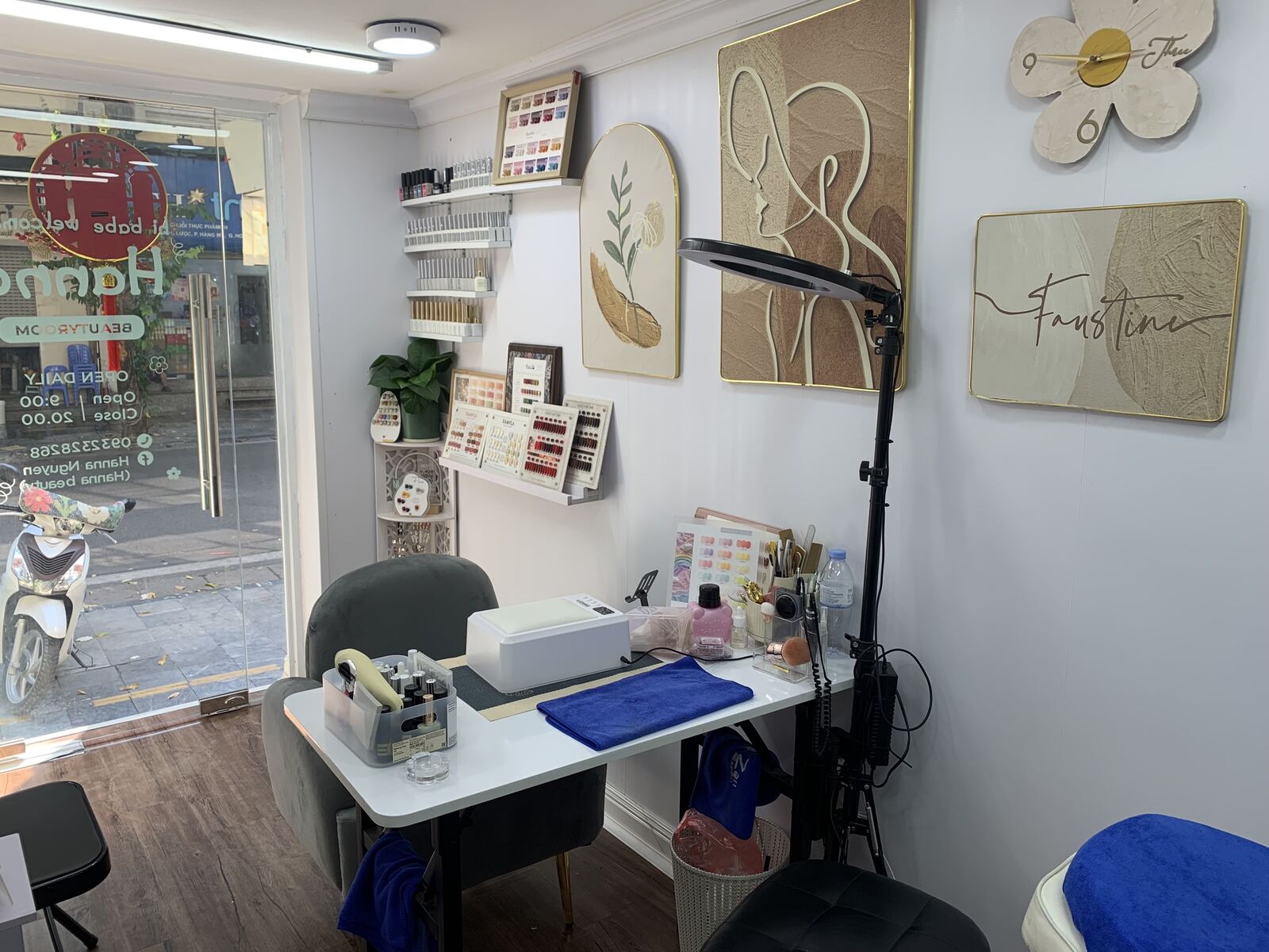 Bàn làm nail gọn gàng với đèn hong khô
