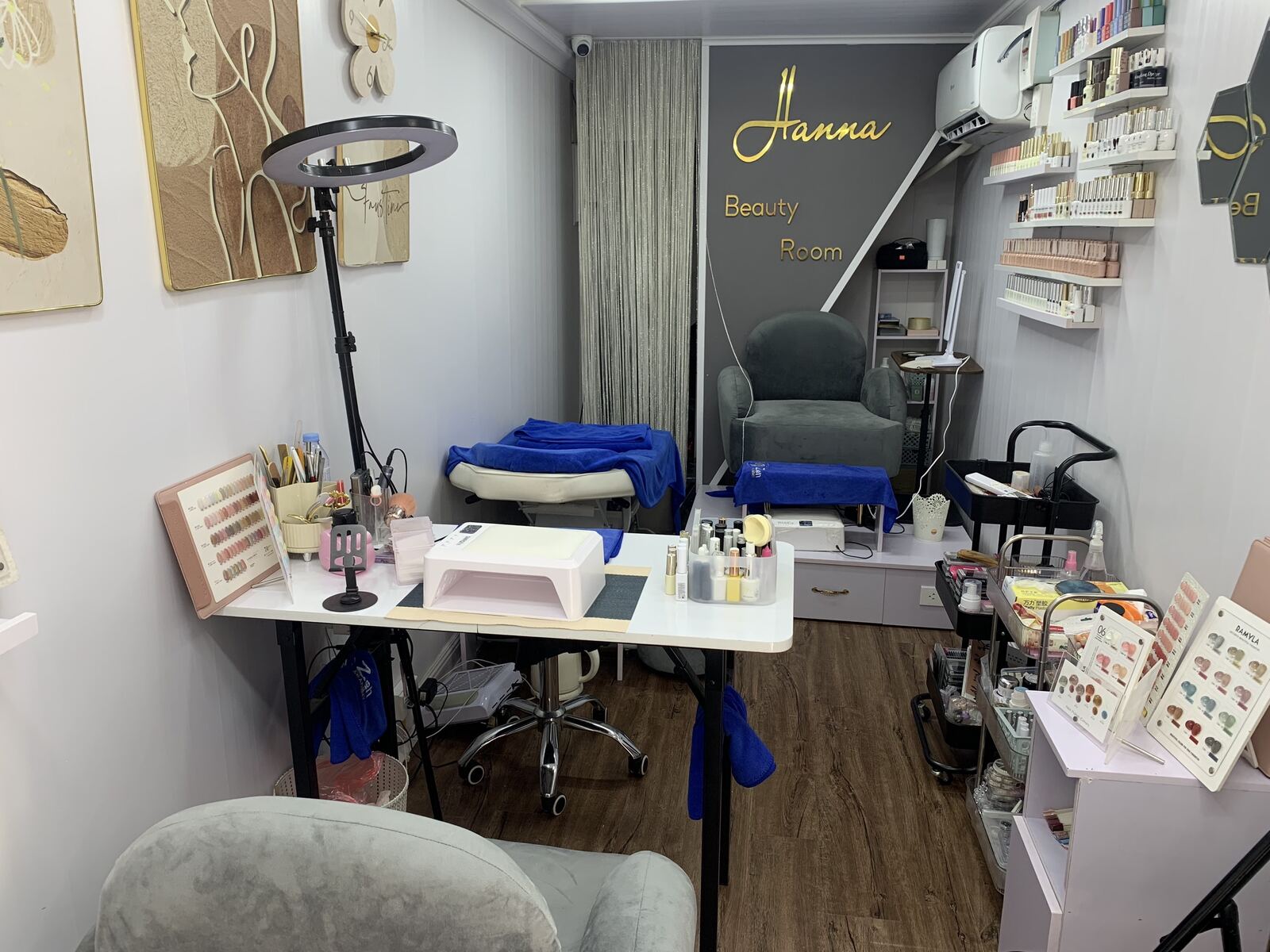 Góc làm móng với biển hiệu Hanna Beauty Room mạ vàng